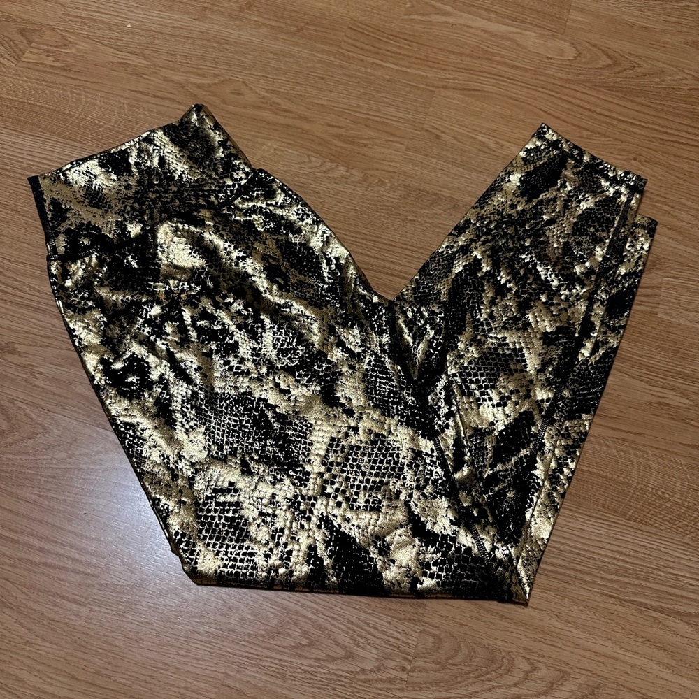 💕BuffBunny Black/Gold Viper Leggings